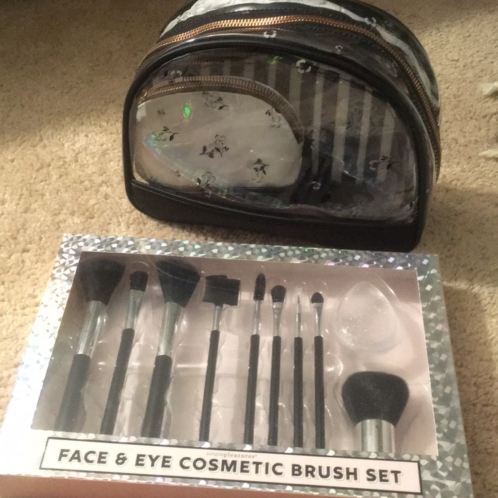 Makeup bags & brushes. Nwot
